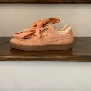 Women’s adorable Puma low rise sneakers. Great condition! Like new size 9